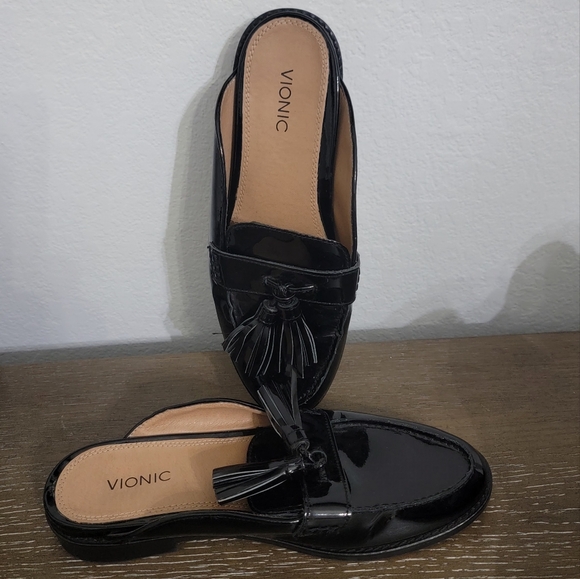 VIONIC Women's Black Tassel Loafers Sz 8 *Worn Once* - Picture 1 of 4